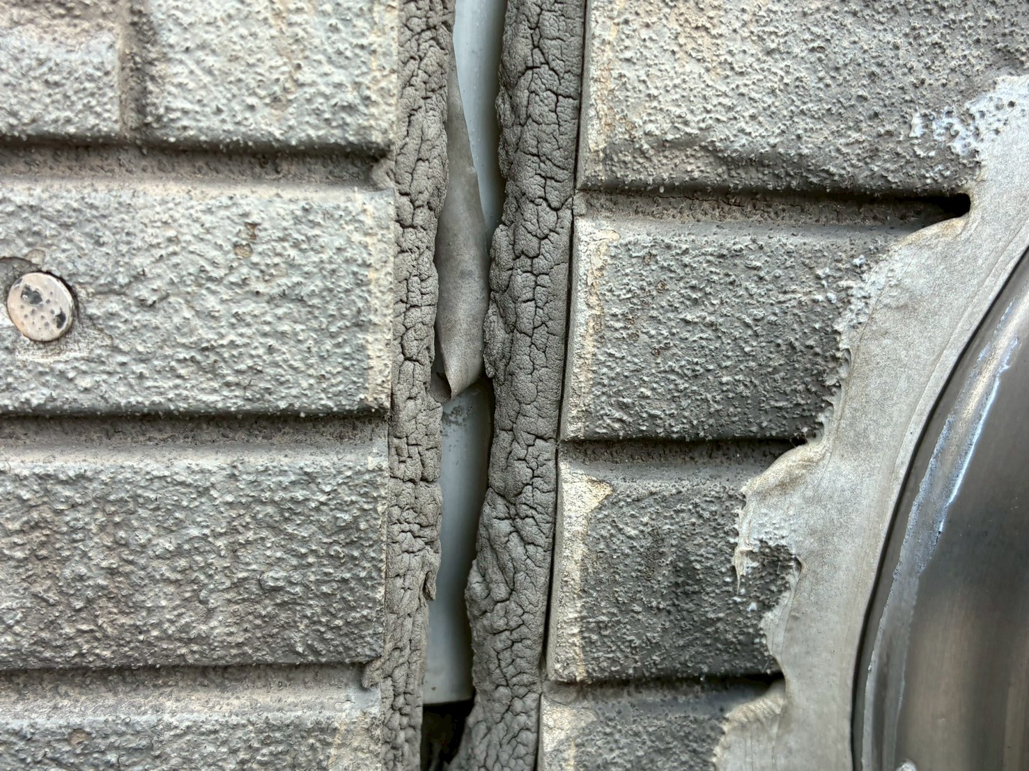 シーリングがめくれて下地が見えてしまっている